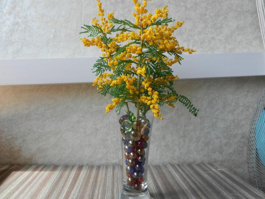 Мимозу нужно ставить в вазу с водой. Бисерное дерево Мимоза. Мимоза цветок бисером. Мимоза из бисера Светланы Сапегиной.